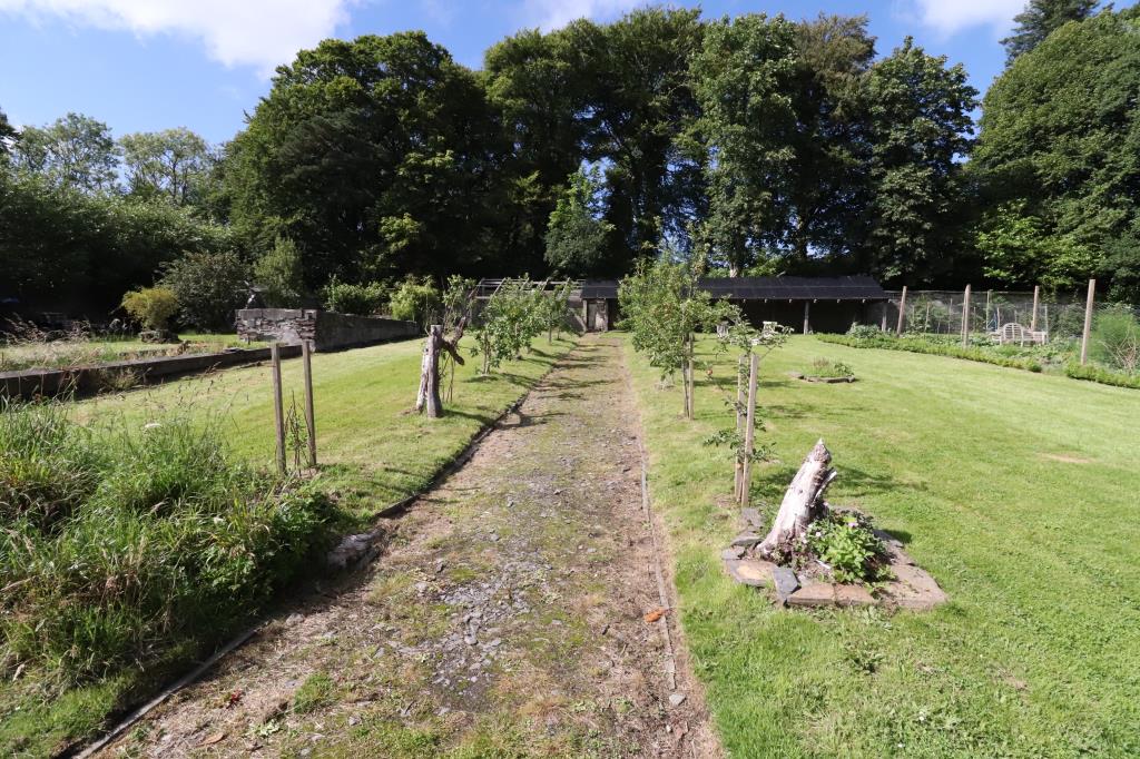 Lot: 105 - DETACHED VICTORIAN RESIDENCE FOR REFURBISHMENT SET IN 1.5 ACRES - Garden